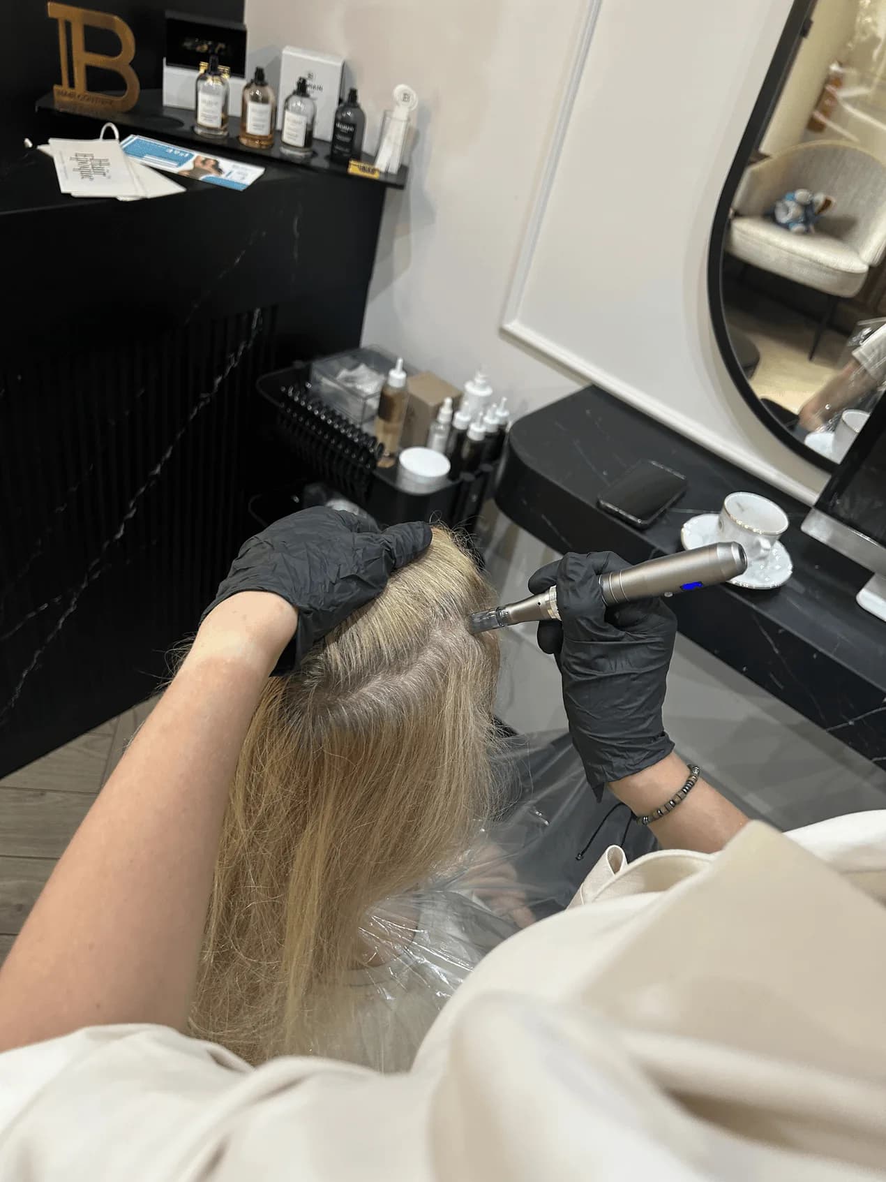Profesjonalny zabieg trychologiczny skóry głowy wykonywany w salonie Hair Epoque
